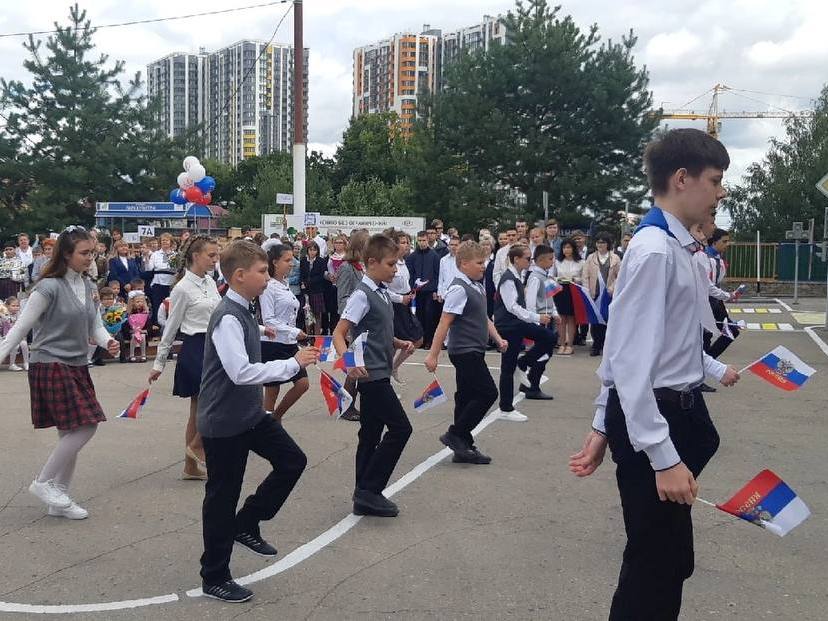 Торжественная линейка, посвящённая Дню знани.